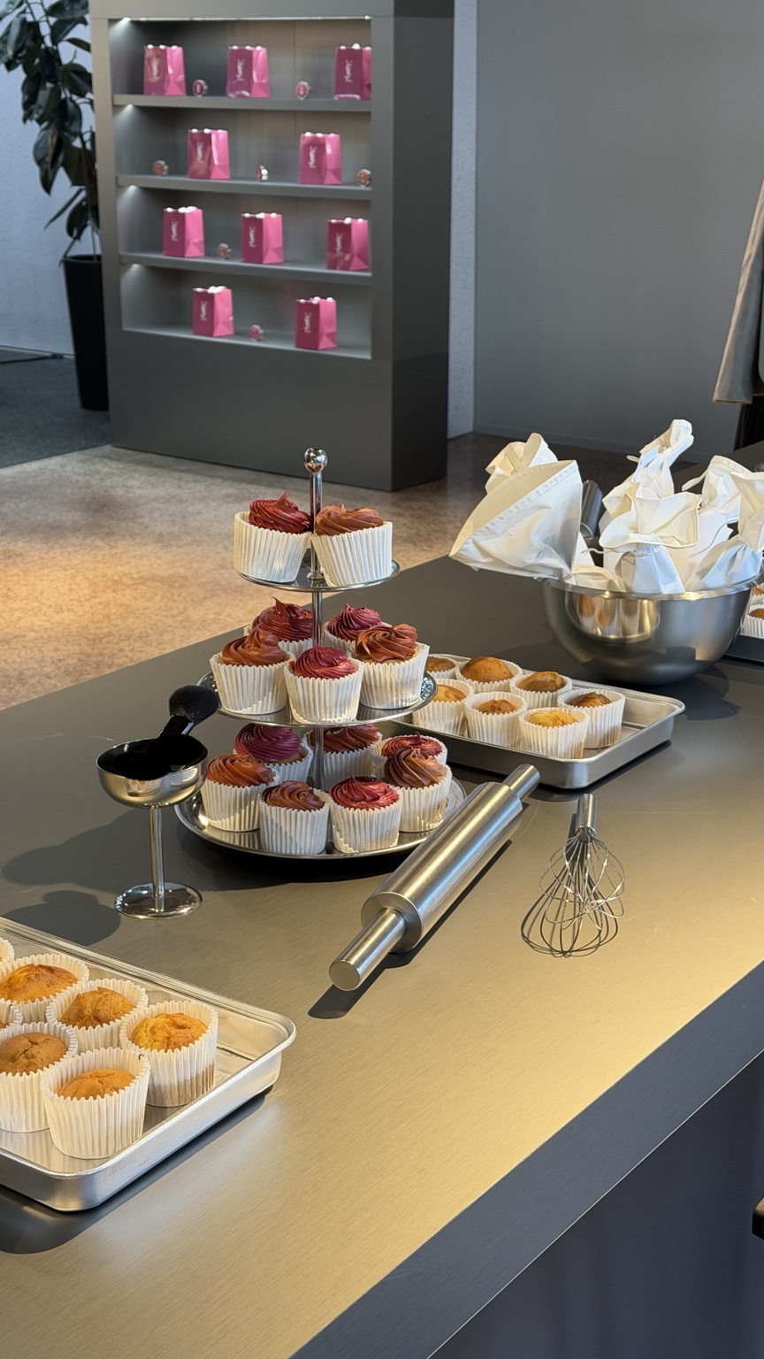 YSL Beauty etkinliğinde Belle’nin hazırladığı cupcake ve süsleme masası